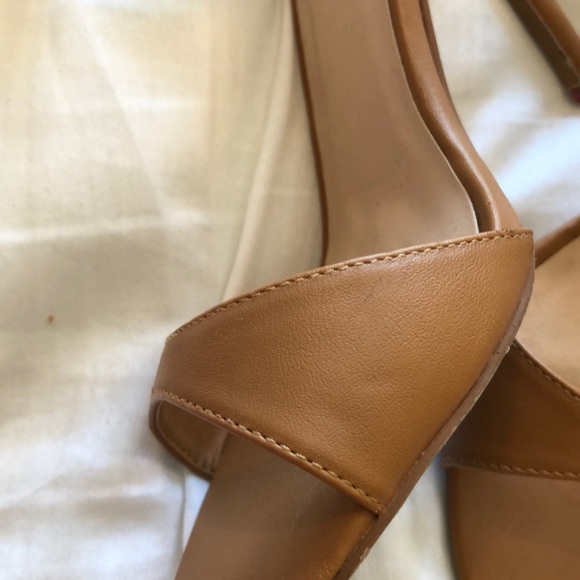 Tan and gold heel - Picture 2 of 3